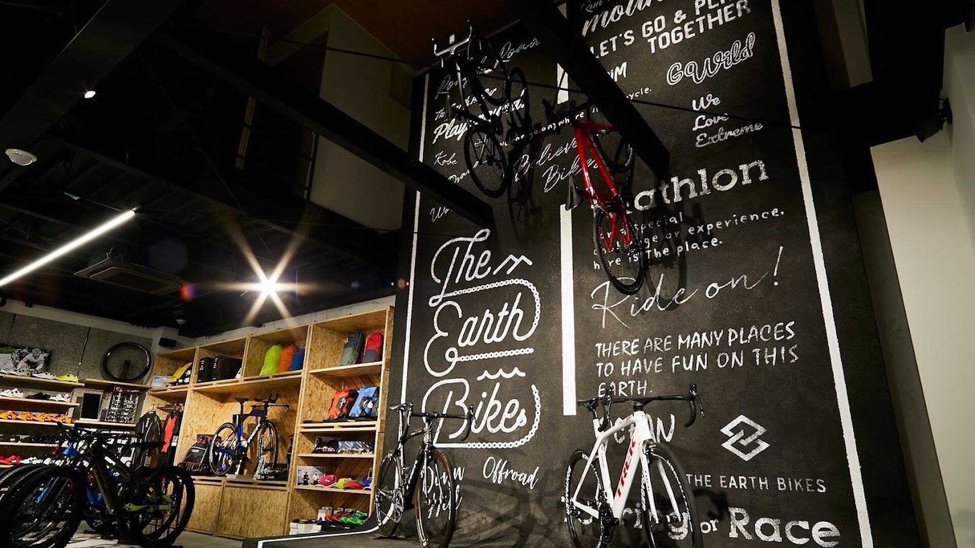 THE EARTH BIKES 店内