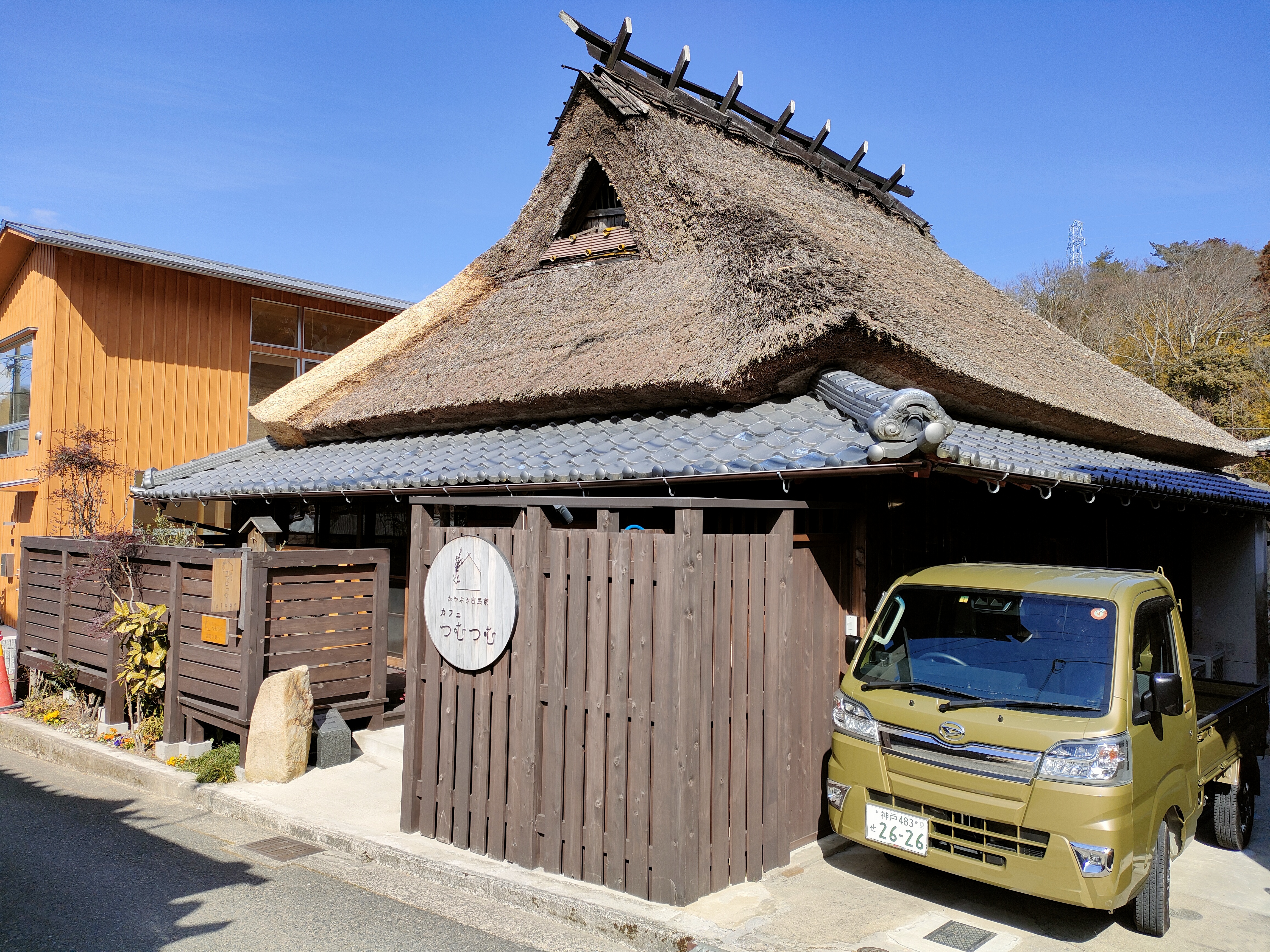 春の訪れを感じながら、のんびりカフェライドへ♪兵庫のグランドキャニオン？を越えて、かやぶき屋根のカフェを目指す☕