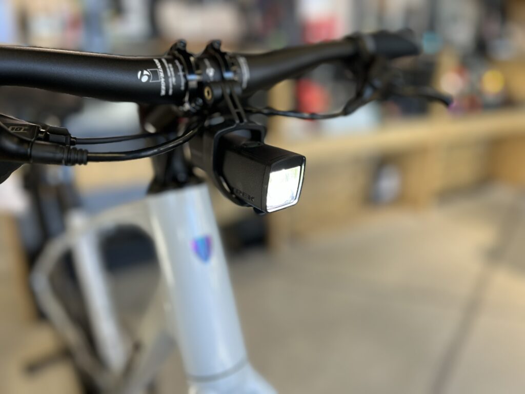 【ボントレガー】ライトをつけて、スポーツバイクを楽しもう!