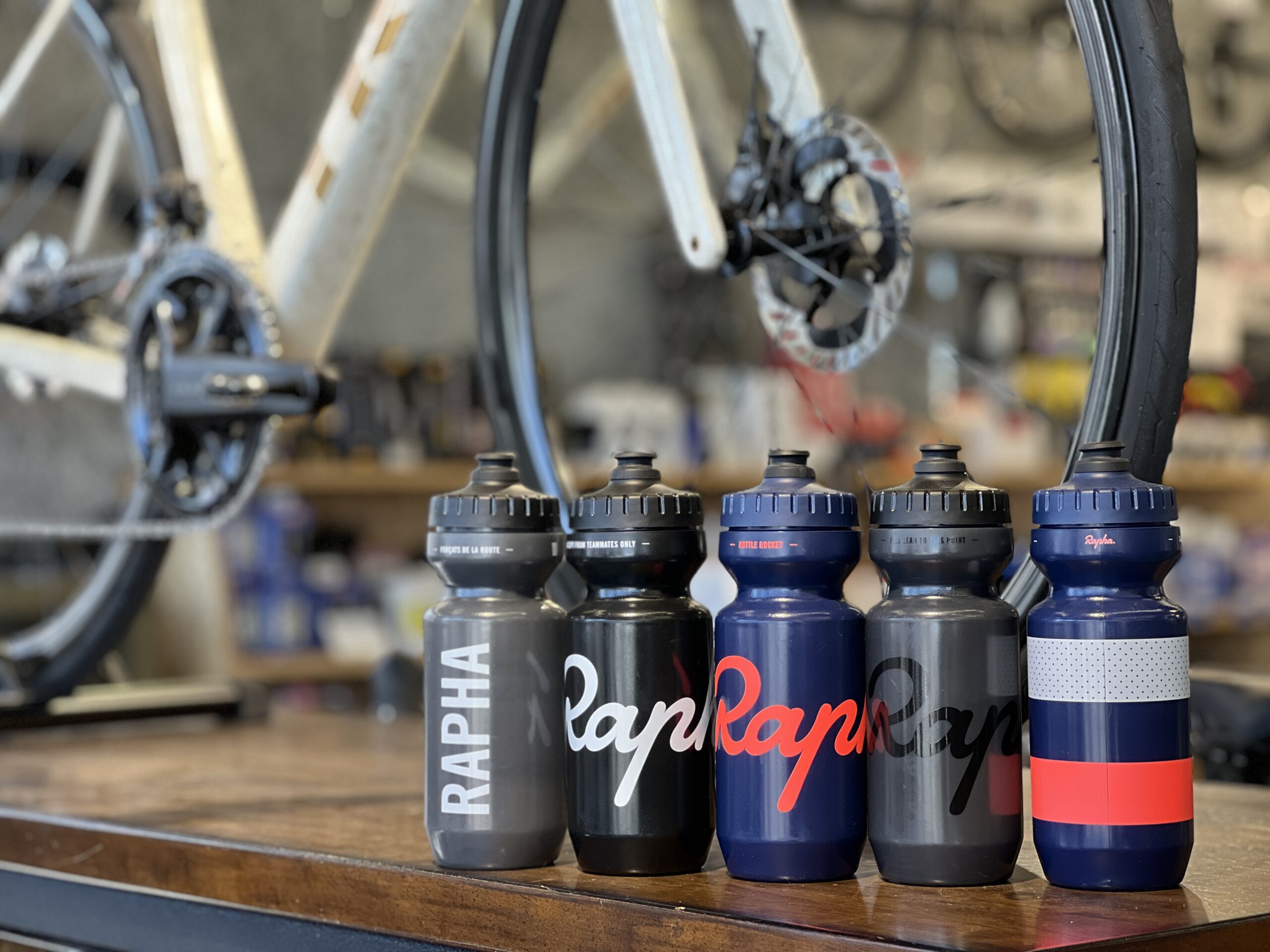 アースバイクス限定、春のキャンペーン開催中！ロードバイクご成約でRaphaボトルプレゼント！